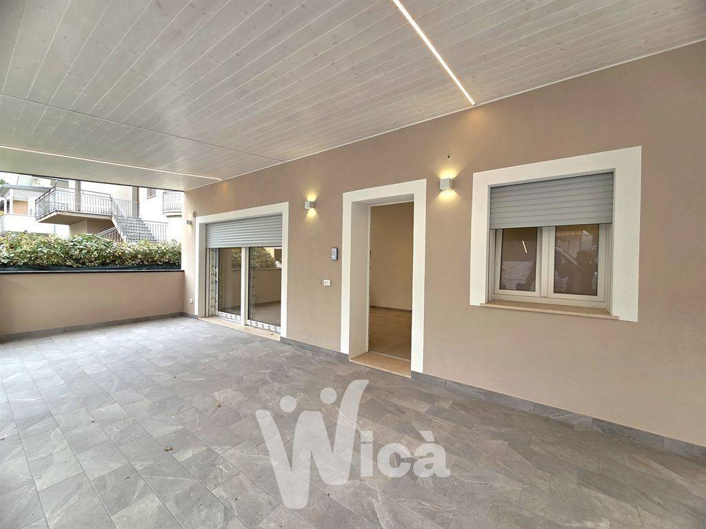 negozio in vendita a Cervia in zona Pinarella