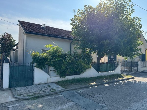 casa indipendente in vendita a Cervia in zona Pinarella