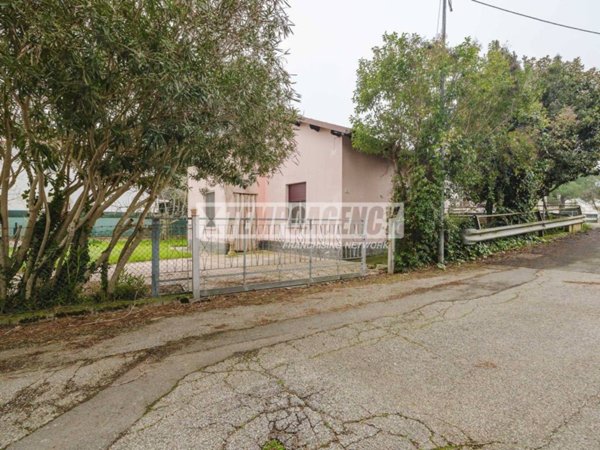 casa indipendente in vendita a Cervia in zona Pinarella