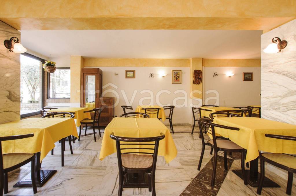 negozio in vendita a Cervia in zona Pinarella