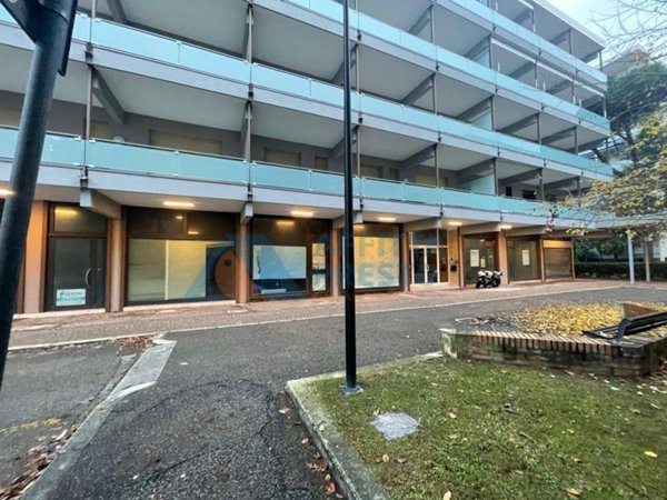 negozio in vendita a Cervia in zona Pinarella