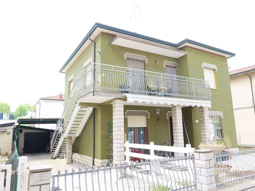appartamento in vendita a Cervia in zona Pinarella