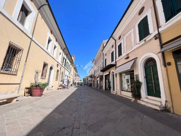 locale commerciale in vendita a Cervia