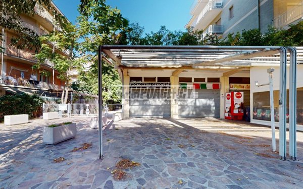 locale commerciale in vendita a Cervia in zona Milano Marittima