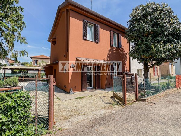 casa indipendente in vendita a Cervia in zona Pinarella