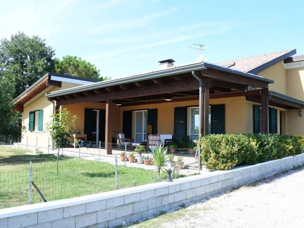 casa indipendente in vendita a Cervia