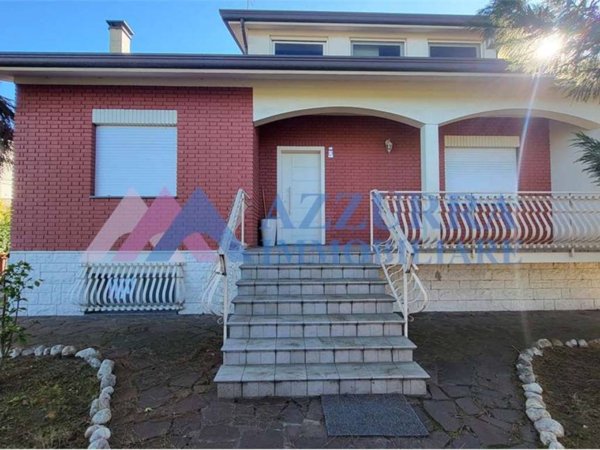 casa indipendente in vendita a Cervia in zona Pinarella