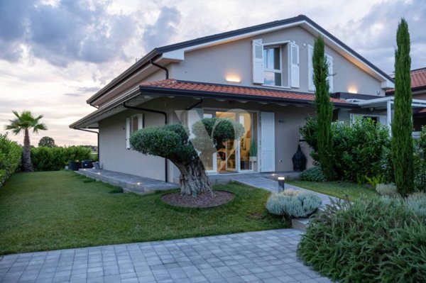 casa indipendente in vendita a Cervia in zona Cannuzzo