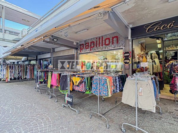 negozio in vendita a Cervia in zona Pinarella