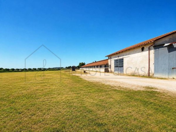 locale commerciale in vendita a Cervia in zona Montaletto