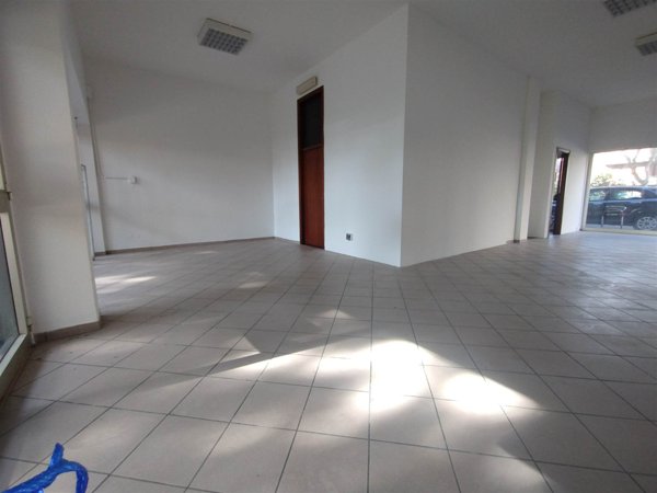 negozio in vendita a Cervia in zona Pinarella