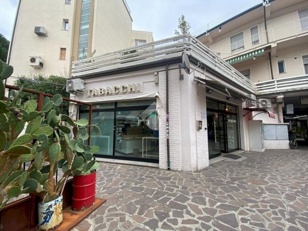 locale commerciale in vendita a Cervia in zona Milano Marittima