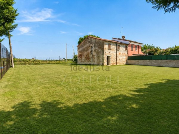 casa indipendente in vendita a Cervia in zona Pisignano