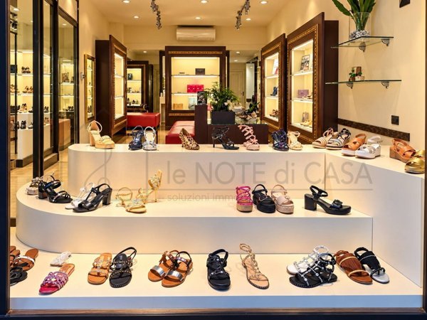 locale commerciale in vendita a Cervia in zona Milano Marittima