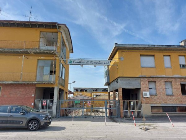 locale commerciale in vendita a Conselice