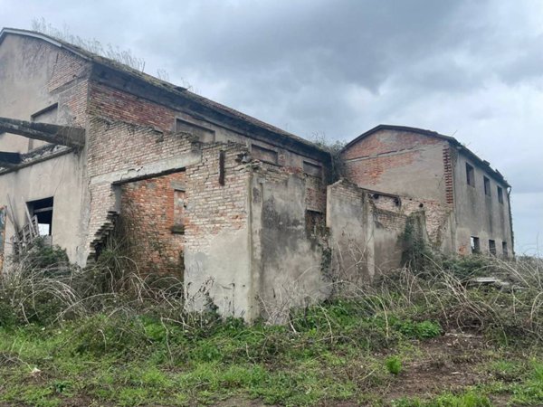 locale commerciale in vendita a Conselice