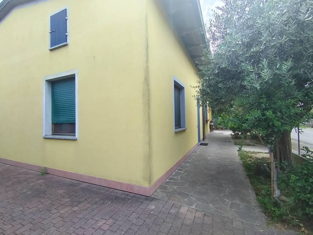 casa indipendente in vendita a Conselice in zona Lavezzola