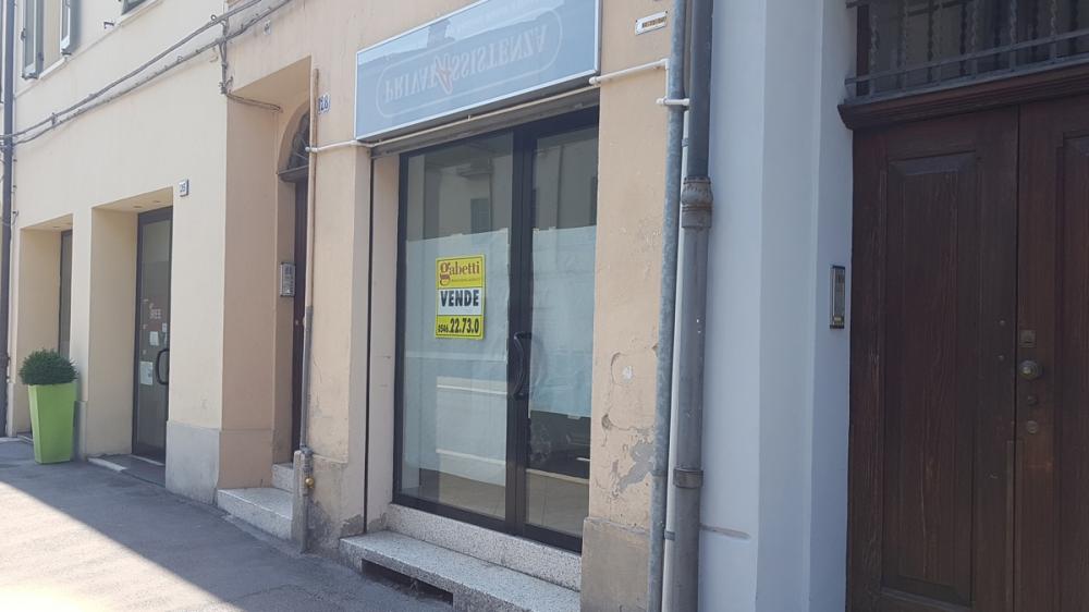 negozio in vendita a Faenza in zona Centro Storico