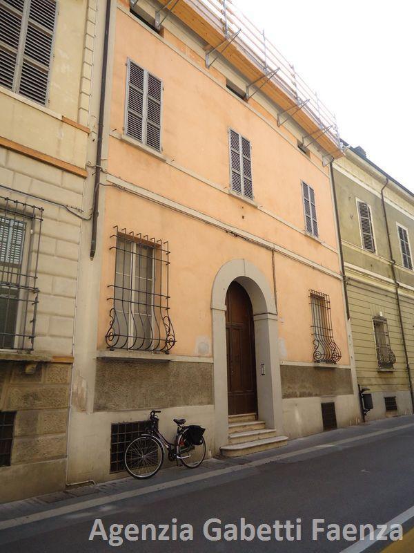 locale commerciale in vendita a Faenza