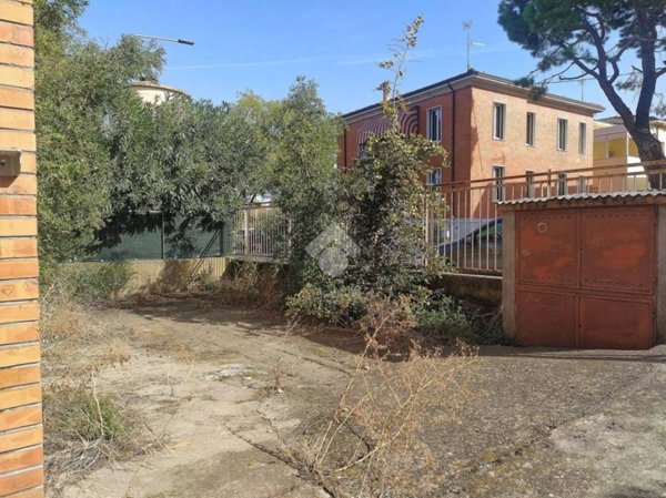 locale commerciale in vendita a Faenza