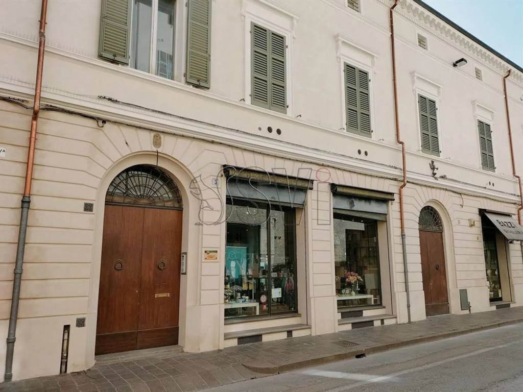 locale commerciale in vendita a Faenza
