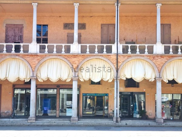 locale commerciale in vendita a Faenza in zona Centro Storico