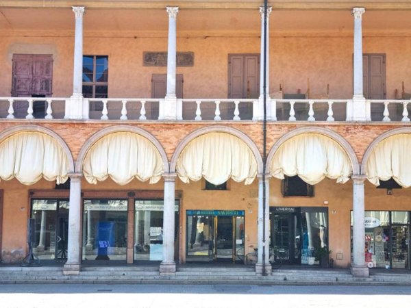 negozio in vendita a Faenza in zona Centro Storico