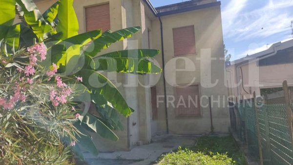 casa indipendente in vendita a Faenza in zona Centro Storico