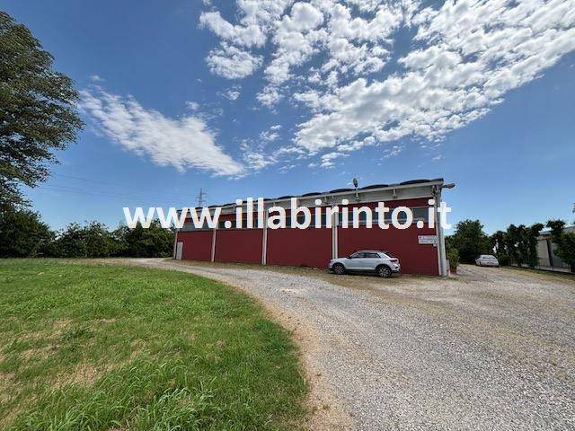 locale commerciale in vendita a Faenza