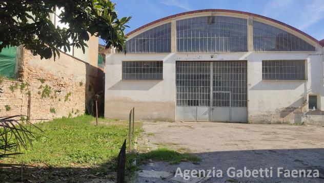 locale commerciale in vendita a Faenza