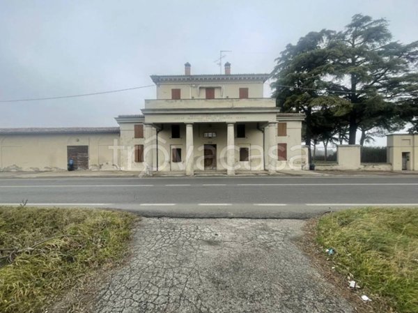 locale commerciale in vendita a Faenza