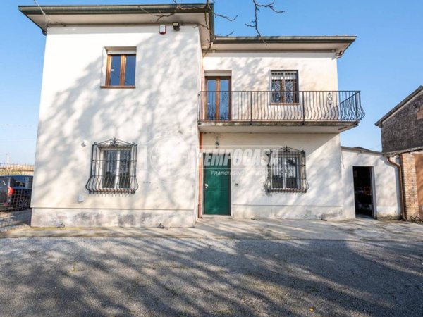appartamento in vendita a Faenza in zona Cosina