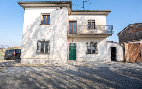 appartamento in vendita a Faenza in zona Cosina