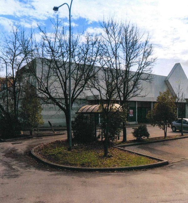 locale commerciale in vendita a Faenza
