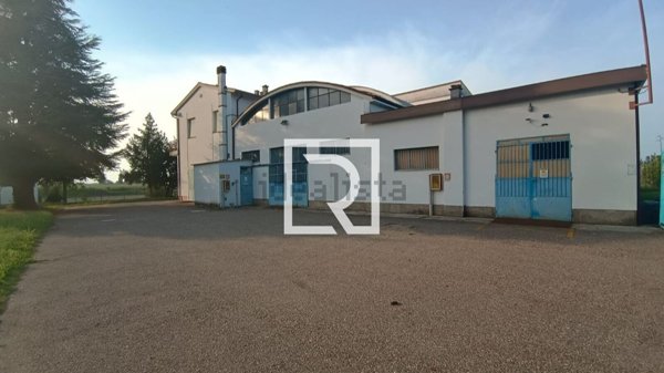 capannone in vendita a Faenza in zona Santa Lucia