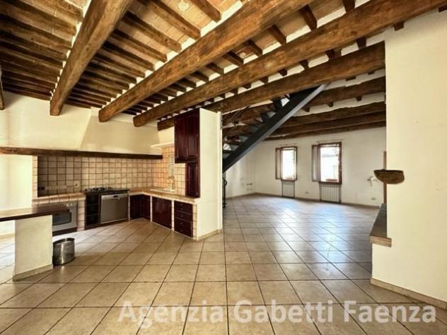 casa indipendente in vendita a Faenza in zona Centro Storico