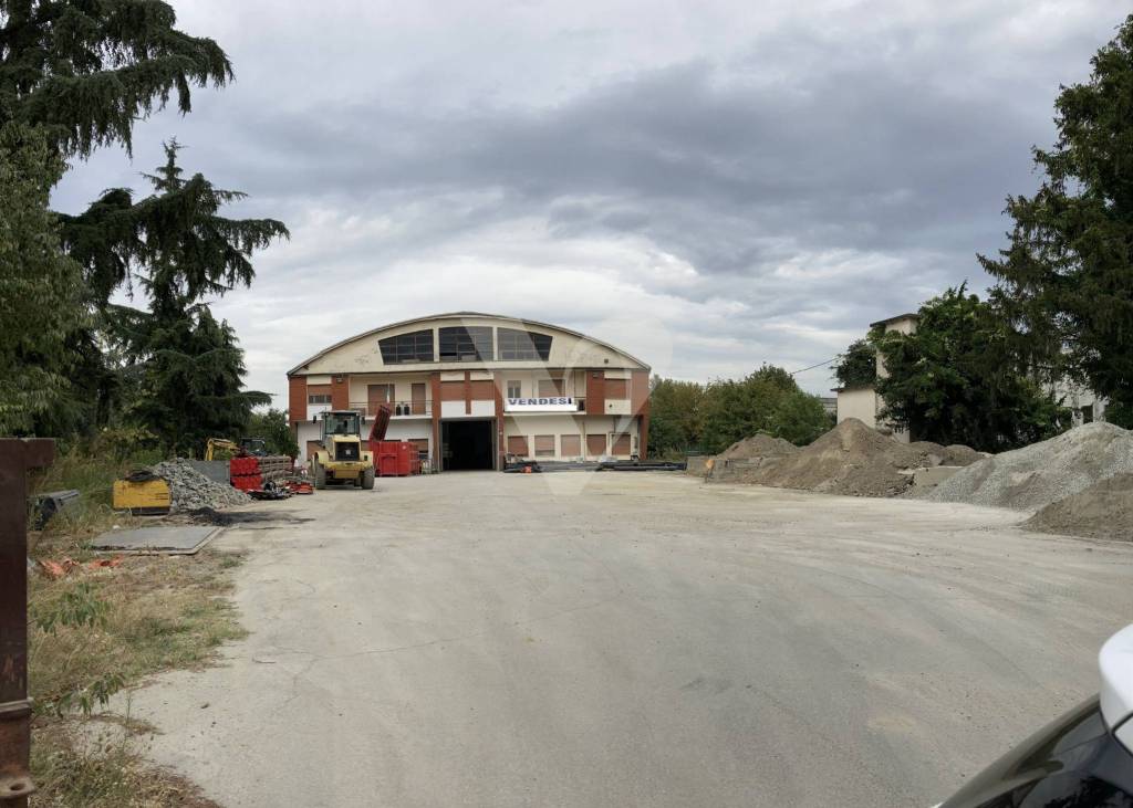 locale commerciale in vendita a Faenza
