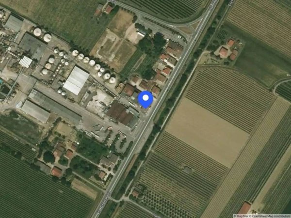 locale commerciale in vendita a Faenza
