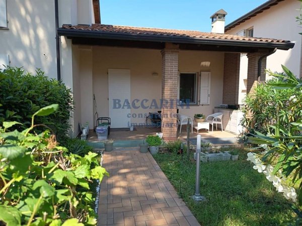 casa indipendente in vendita a Faenza in zona Santa Lucia