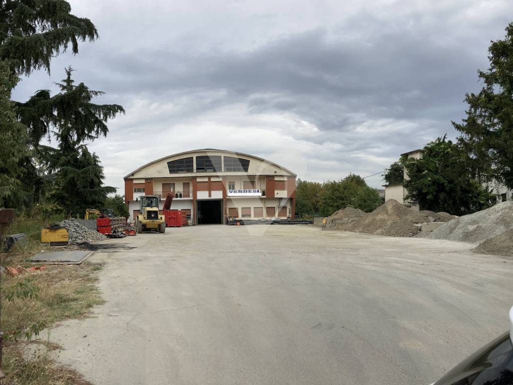 locale commerciale in vendita a Faenza