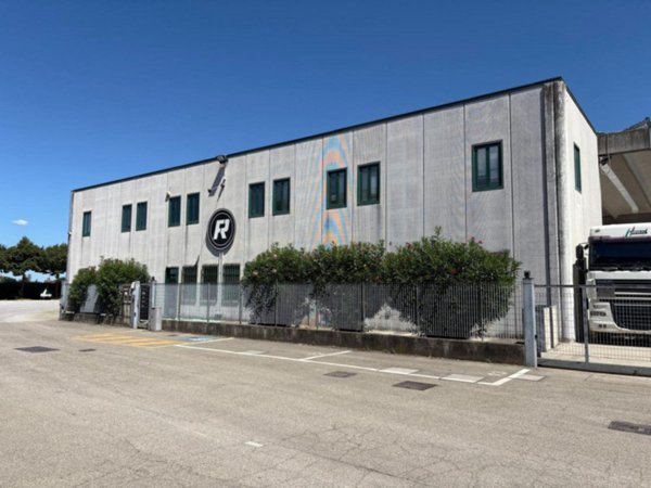 locale commerciale in vendita a Faenza