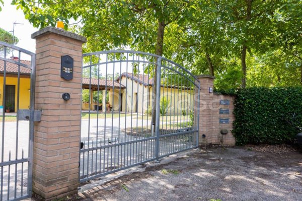 casa indipendente in vendita a Faenza in zona Santa Lucia