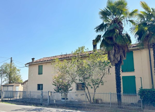 casa indipendente in vendita a Faenza in zona Santa Lucia