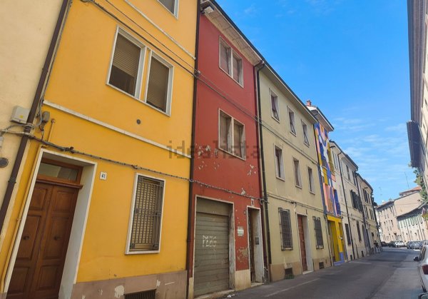 casa indipendente in vendita a Faenza in zona Centro Storico