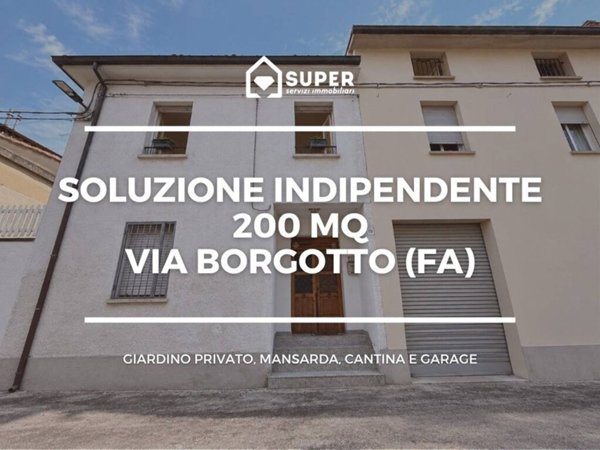 casa indipendente in vendita a Faenza in zona Centro Storico