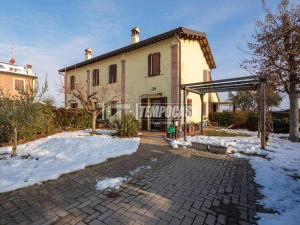 casa indipendente in vendita a Faenza in zona Santa Lucia