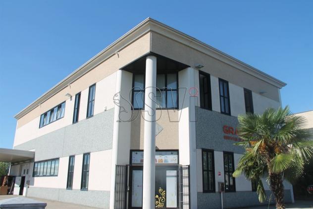 locale commerciale in vendita a Faenza