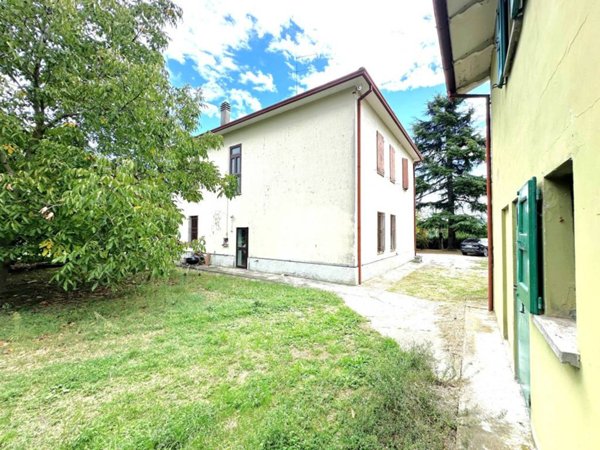 casa indipendente in vendita a Faenza in zona Santa Lucia