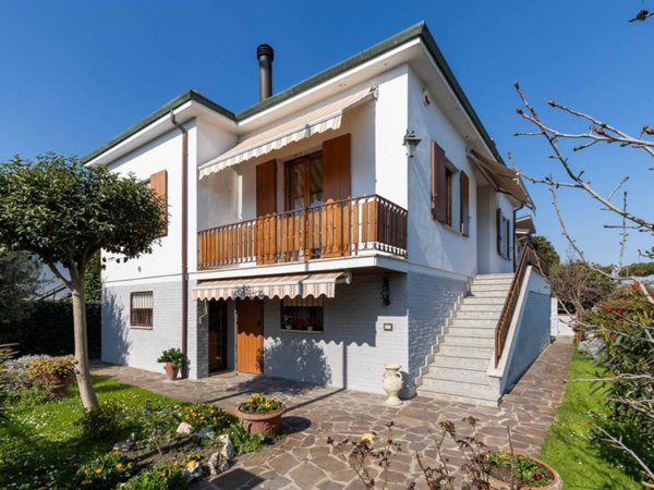 casa indipendente in vendita a Lugo