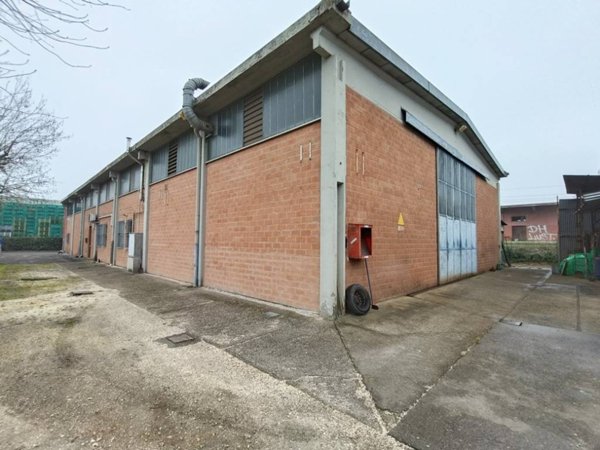 locale commerciale in vendita a Lugo in zona Voltana